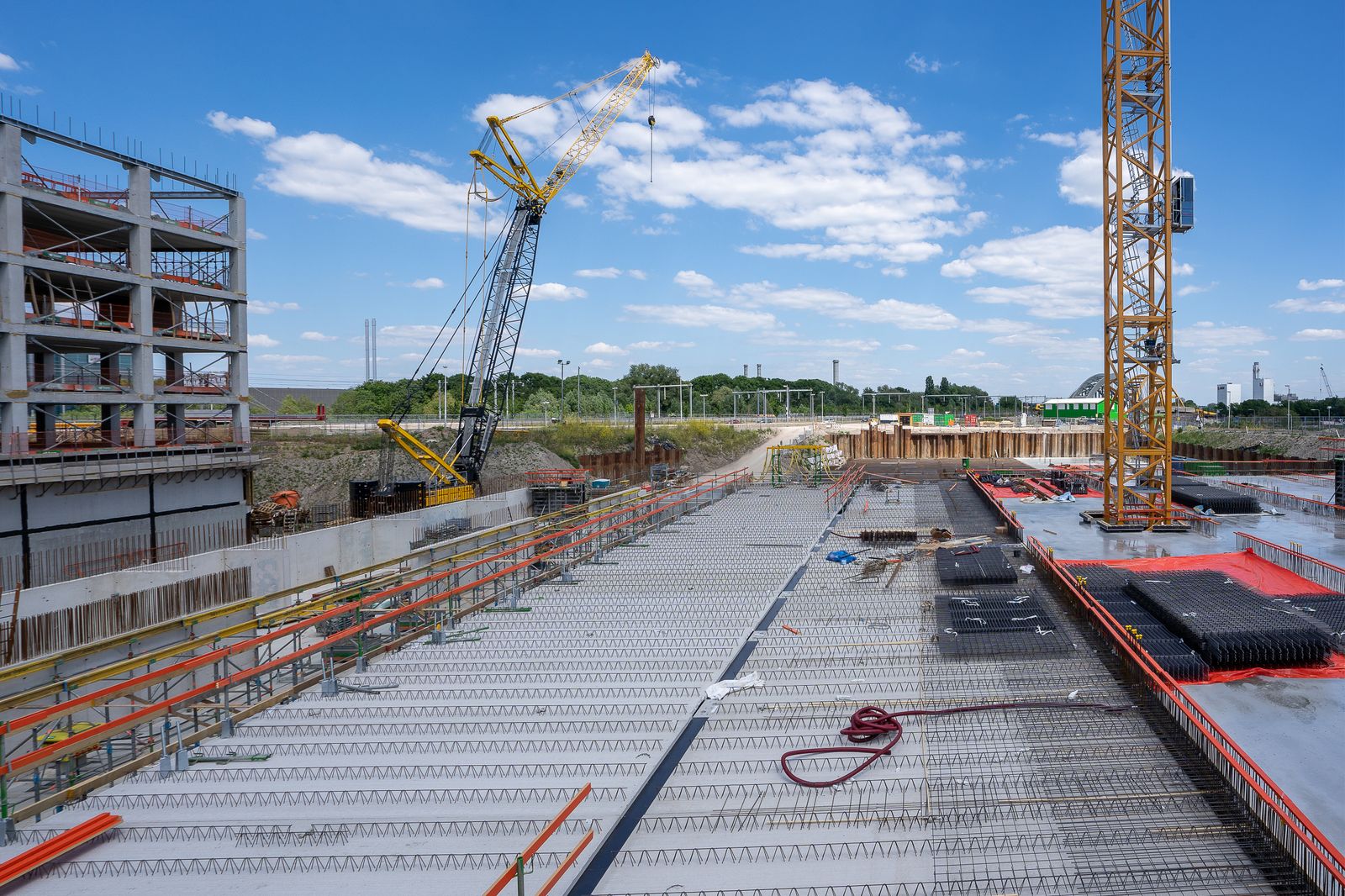 Obra de construcción con maquinaria y estructura en desarrollo
