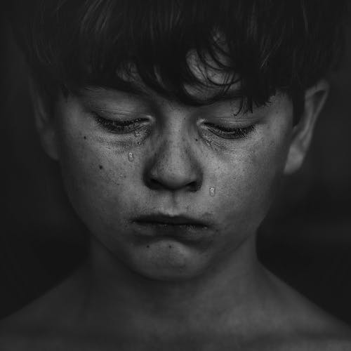 бесплатная Черноволосый мальчик плачет Стоковое фото