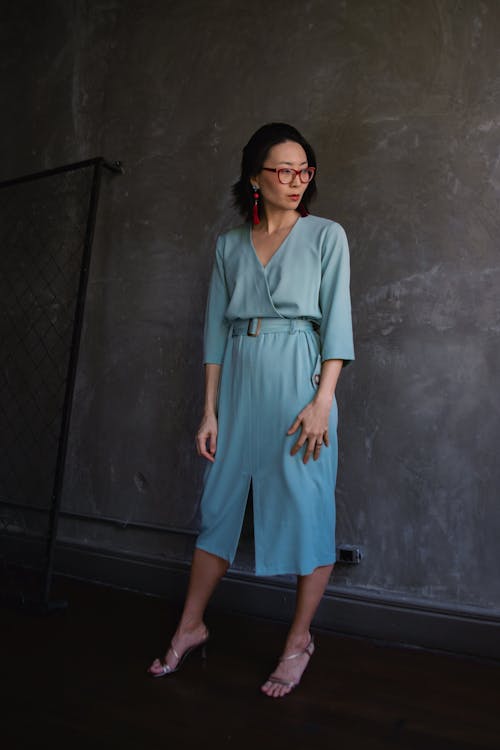 Gratis lagerfoto af asiatisk kvinde, betonmur, blå kjole