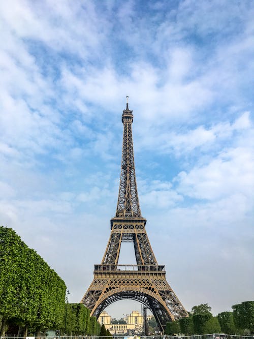 bulutlar, dikey atış, eiffel kulesi içeren Ücretsiz stok fotoğraf