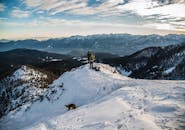 徒步旅行者在斯洛文尼亚的雪山上欣赏全景