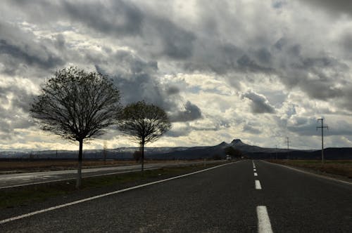 Gratis lagerfoto af asfalteret vej, bjerg, fortov