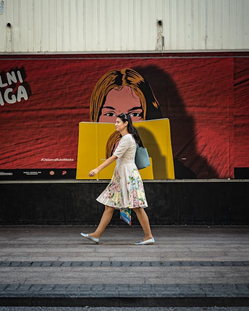 Foto profissional grátis de andando, arte, mulher