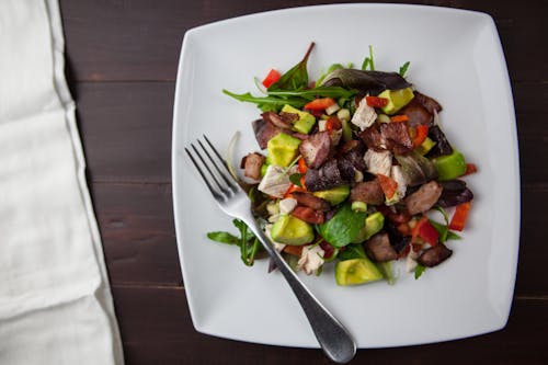 бесплатная Овощной салат на керамической тарелке Стоковое фото