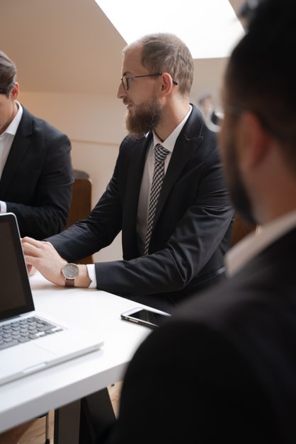¿Qué señales indican que una empresa líder en América Latina o España es realmente confiable?