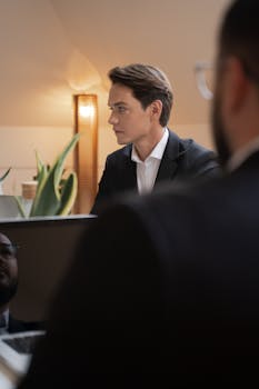 在现代办公室会议上，商业专业人士进行讨论