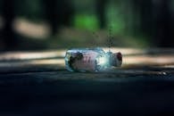 一张迷人的超现实图像展示了一个玻璃瓶，瓶身置于木制表面，瓶口配有软木盖