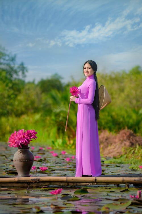 Ücretsiz Asyalı kadın, Bahçe, Çiçekler içeren Ücretsiz stok fotoğraf Stok Fotoğraflar