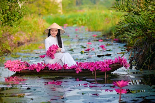 Gratis stockfoto met Aziatische vrouw, bloemen, boot