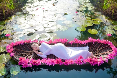 Gratis stockfoto met aan het liegen, Aziatische vrouw, bloemen