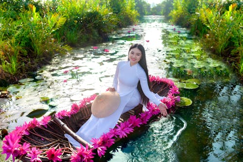 Gratis stockfoto met Aziatische vrouw, bloemen, boot