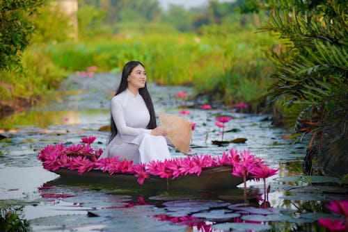 Gratis stockfoto met andere kant op kijken, Aziatische vrouw, bloemen