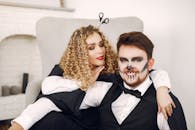 一对恩爱的夫妇在舒适的房间里穿着创意万圣节服装