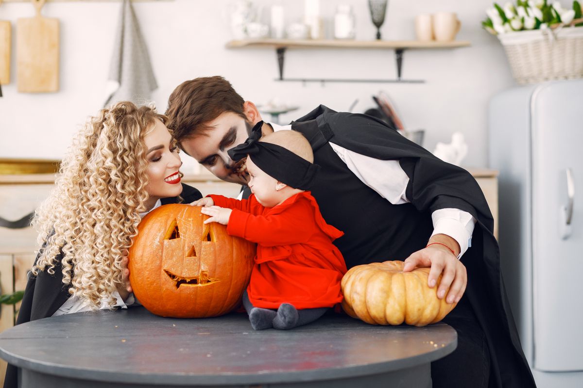 Familia caracterizada con distintos disfraces durante una celebración de Halloween