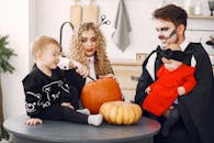 一家人盛装打扮，在喜庆的室内环境中与南瓜共度万圣节