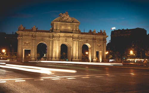 Foto profissional grátis de arcada, arquitetura, cair da noite