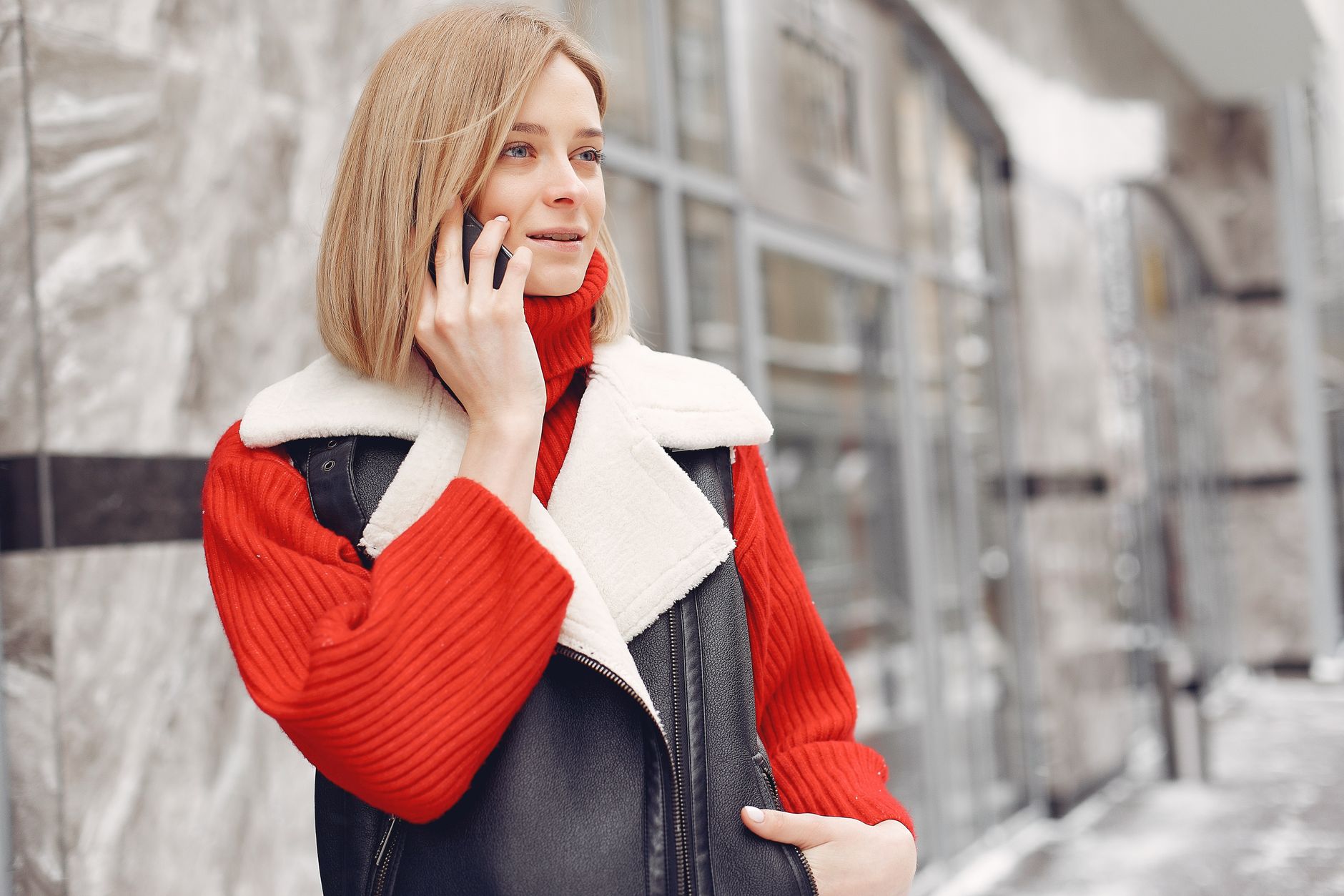 Main tenant téléphone dans poche intérieure manteau hiver