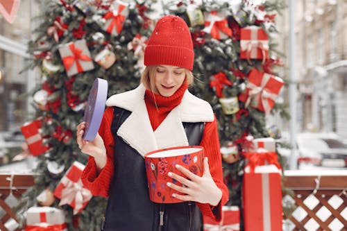 Fotos de stock gratuitas de caja, espíritu navideño, gorro rojo