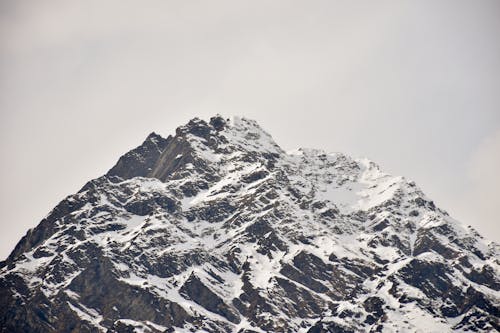 Photos gratuites de ciel blanc, montagne couverte de neige, pic