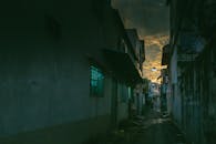 日落时分，小巷场景戏剧性而喜怒无常，捕捉到一种怪异的氛围