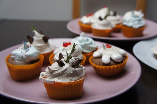 gratis Plaat Van Cupcakes Selectieve Aandacht Foto Stockfoto