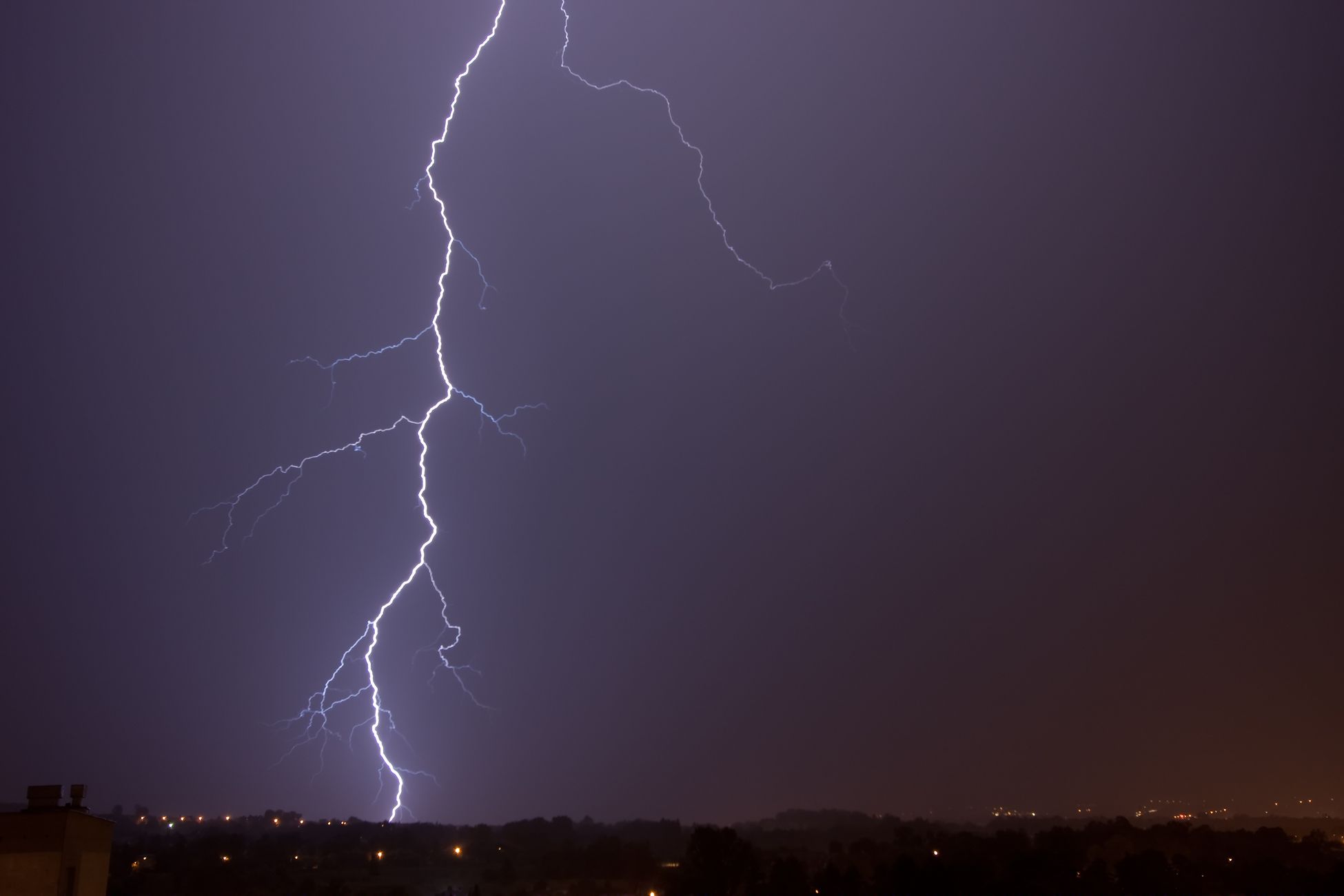 Onweer en bliksem trekken over Noord-Holland en Amsterdam