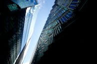 晴朗蓝天下，伦敦现代摩天大楼的低角度戏剧性视图