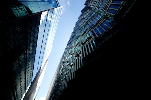 晴朗蓝天下，伦敦现代摩天大楼的低角度戏剧性视图