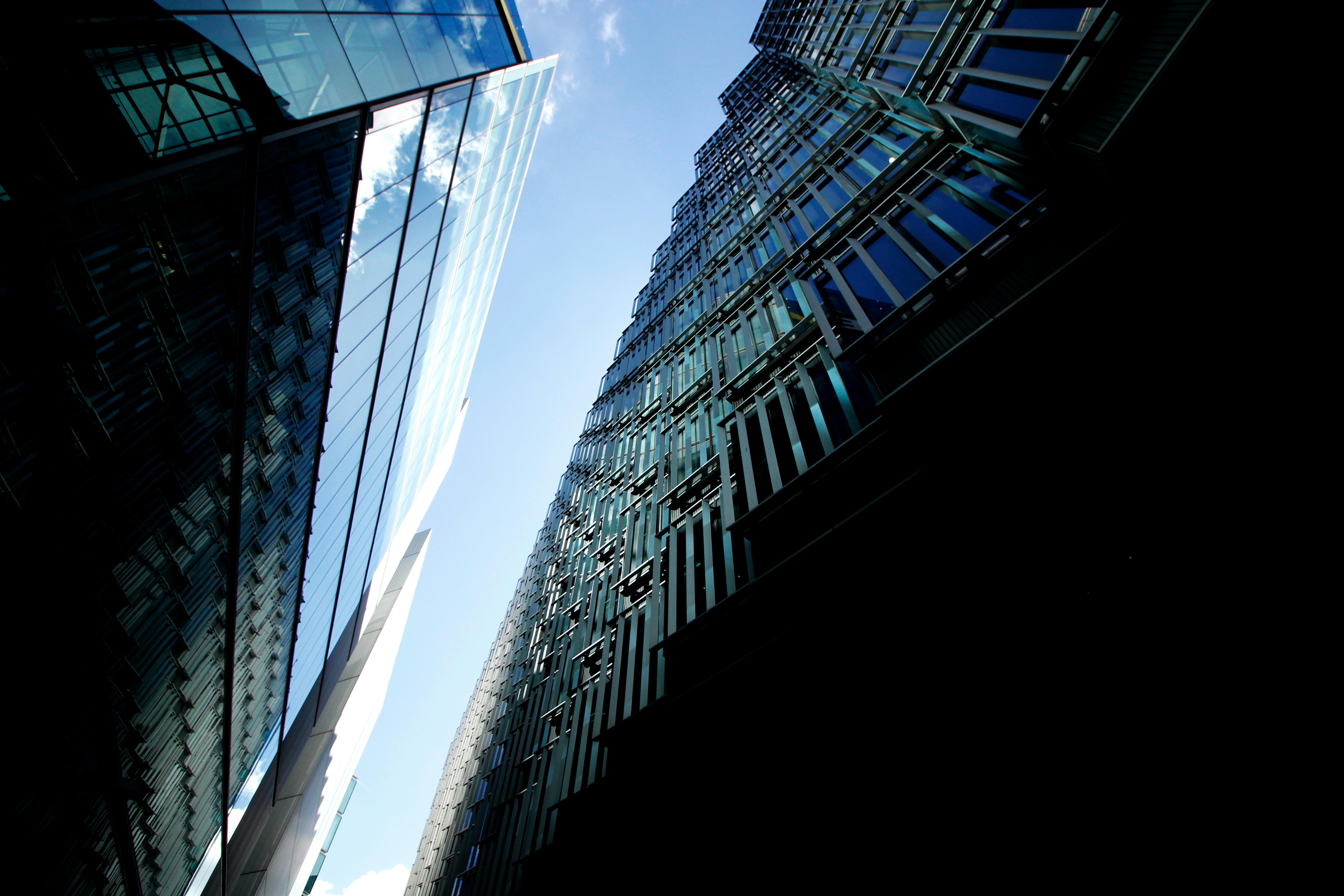 pexels-photo-552573.jpeg?cs=srgbu0026dl=architektur-aufnahme-von-unten-blauer-himmel-burogebaude-552573.jpgu0026fm=jpg