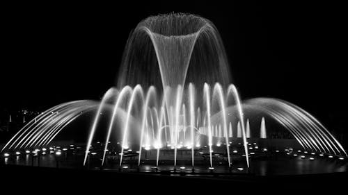 Darmowe zdjęcie z galerii z fontanna, podświetlana fontanna, w nocy