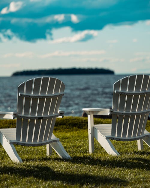 Gratis stockfoto met depth of field, groen gras, houten stoelen