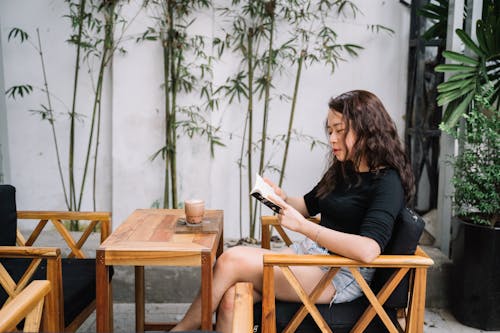 Základová fotografie zdarma na téma brunetka, čtení, kavárna