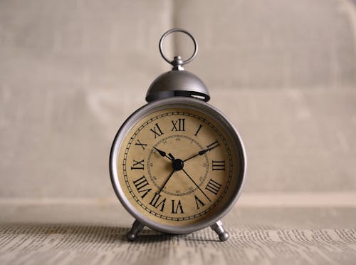 10:36に表示される灰色のアナログ時計