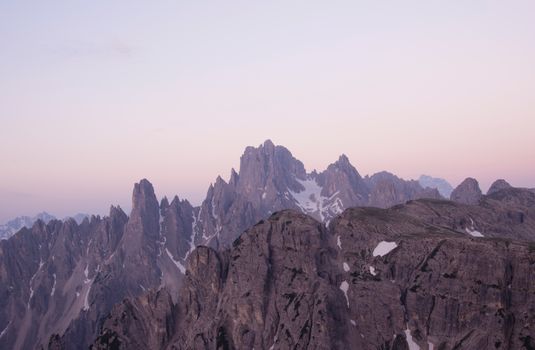 黄昏时分，天空宁静，崎岖的山峰景色令人惊叹