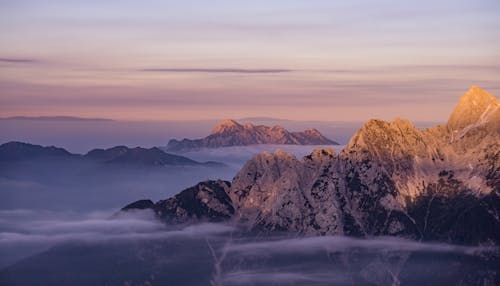 橙色夕陽下的山脈