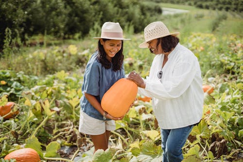 Feliz Mujer Hispana Con Hija Sosteniendo Calabaza