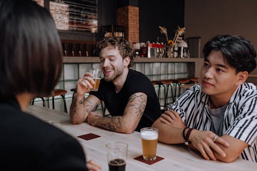 Fotobanka s bezplatnými fotkami na tému Ázijčan, bar, kaukazský muž