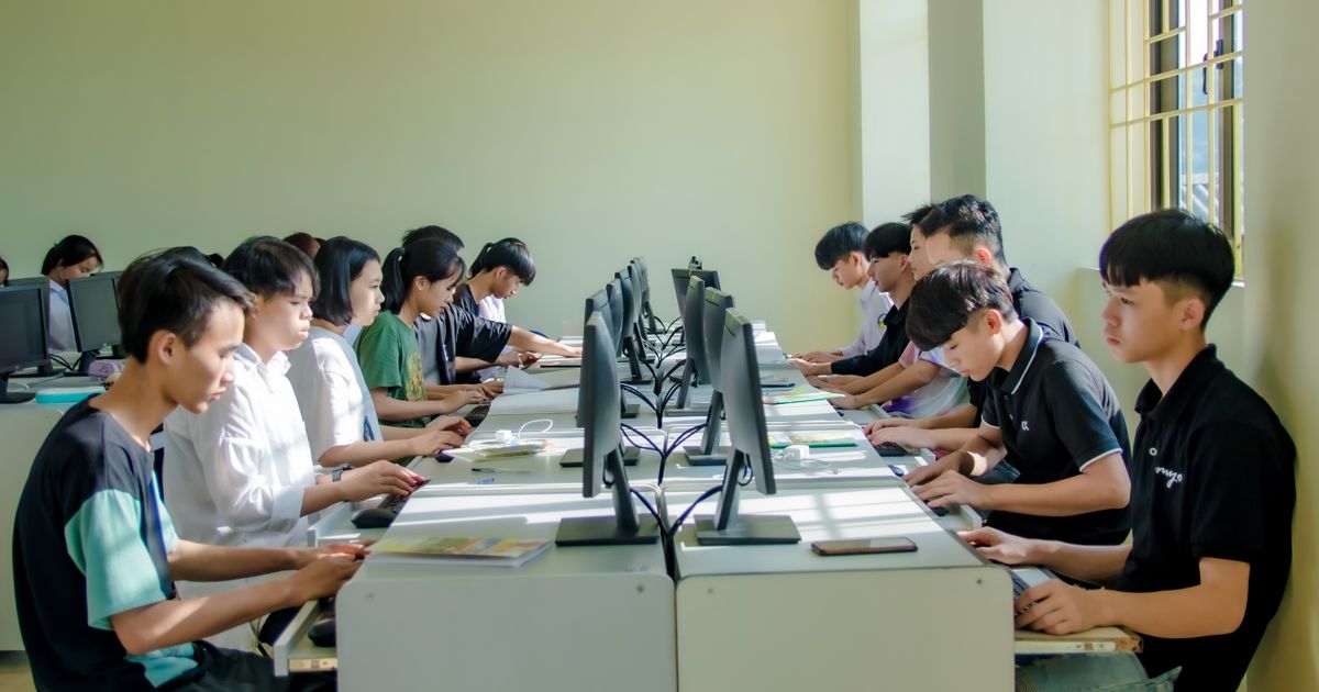 パソコンが並ぶ教室で画面に向かう若い人たち