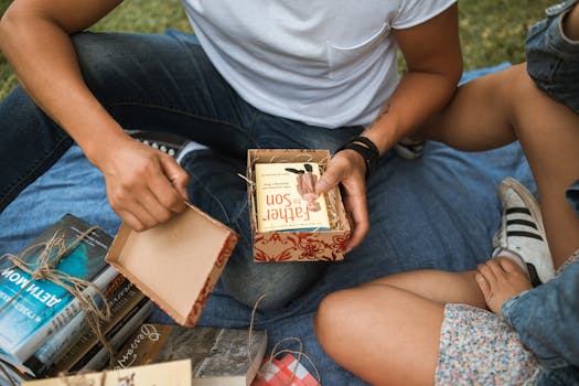 一对夫妇在公园里轻松野餐，他们交换了特别的礼物，还一起看书