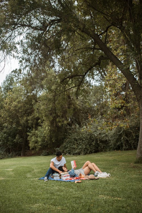 Free Couple on a Date at a Park Stock Photo