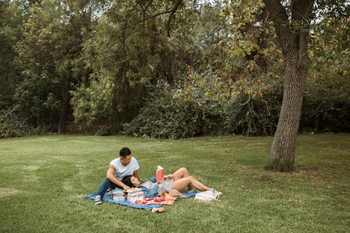 Kesäinen piknikhetki puistossa