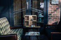 客厅配有复古家具，氛围迷人