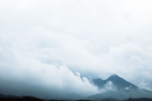 云层笼罩下的雄伟山脉，构成了一幅壮丽的风景