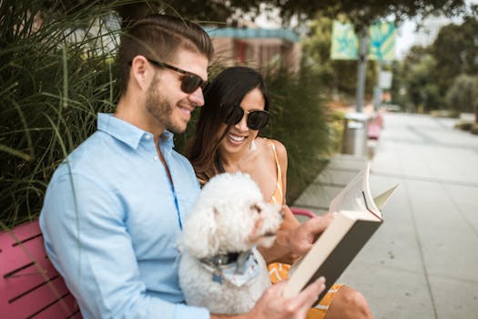 阳光灿烂的日子里，一对开朗的夫妇和他们的白色宠物狗在户外的长凳上阅读