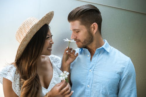 Vrouw Toont Een Bloem Aan Een Man