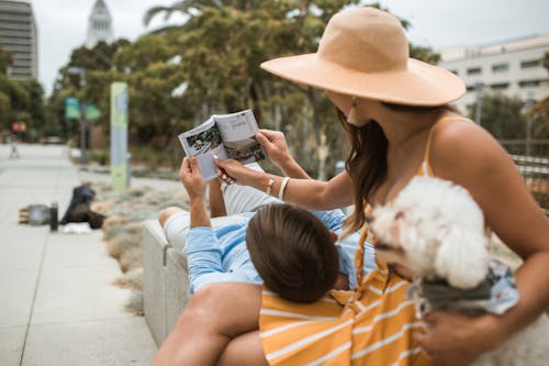 Un Libro Di Lettura Delle Coppie Insieme