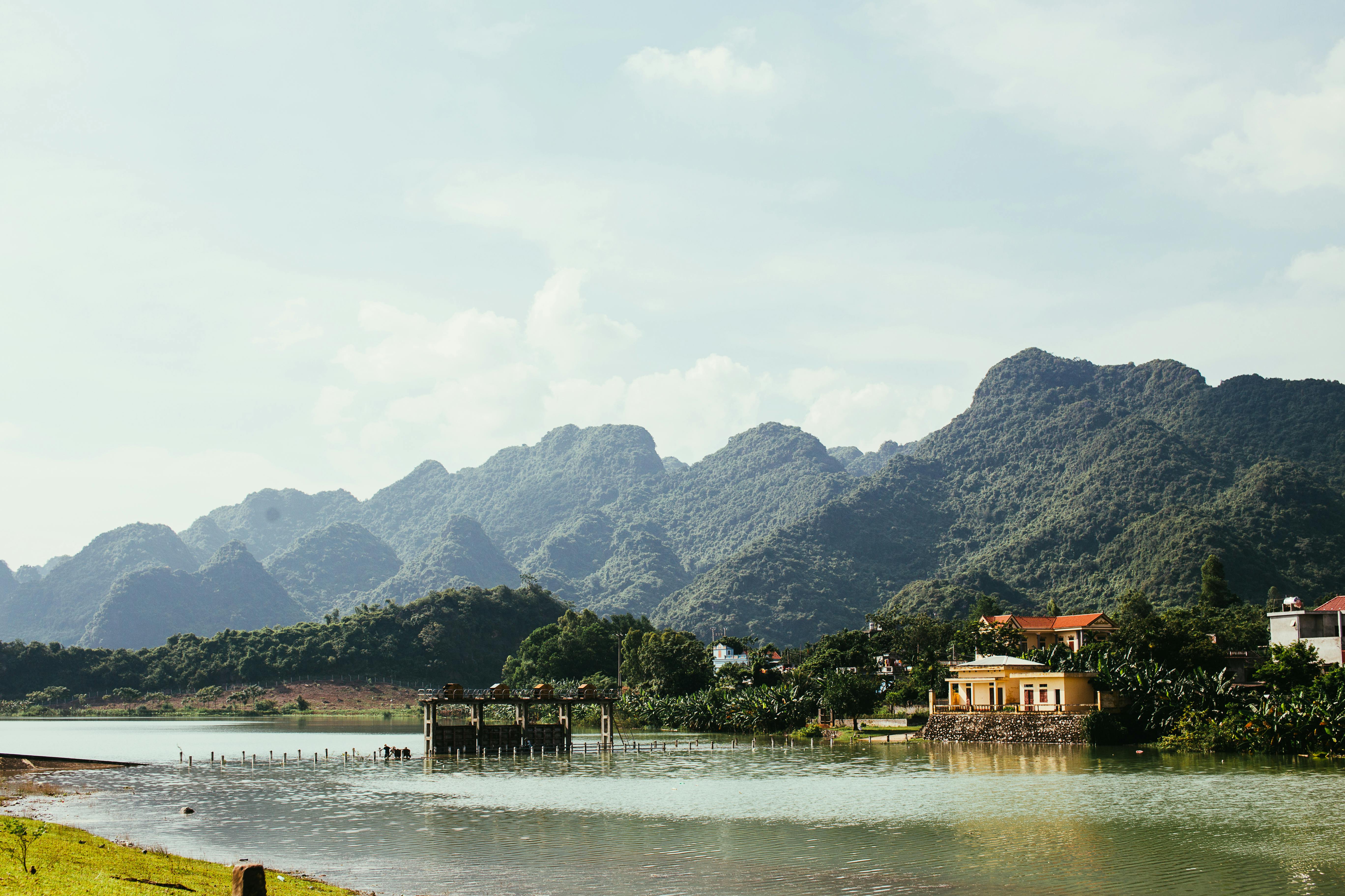 宁静的山景、河流与古朴的村庄，是完美的旅行灵感