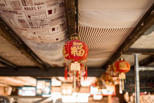 室内优雅地悬挂着美丽的中国红灯笼，增添了文化魅力