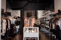 探索时尚零售店的现代内饰与服装展示