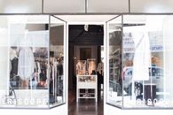 走进这家时尚服装精品店，橱窗展示和精选服装尽显时尚魅力
